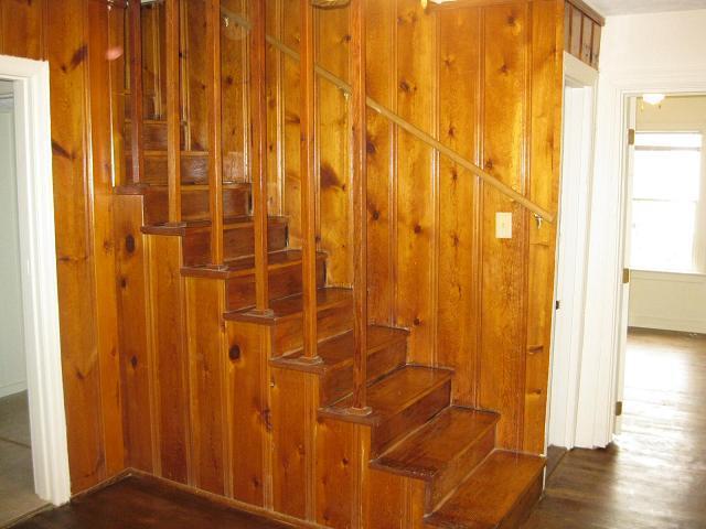 Foto del edificio - Country charm in the city with large fenced yard  and covered front porch 260218