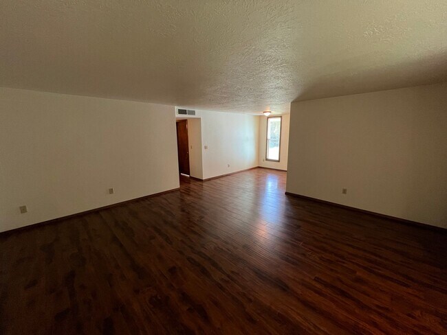 Foto del edificio - Well Maintained Three Bedroom Home in South Salem with Fenced Backyard