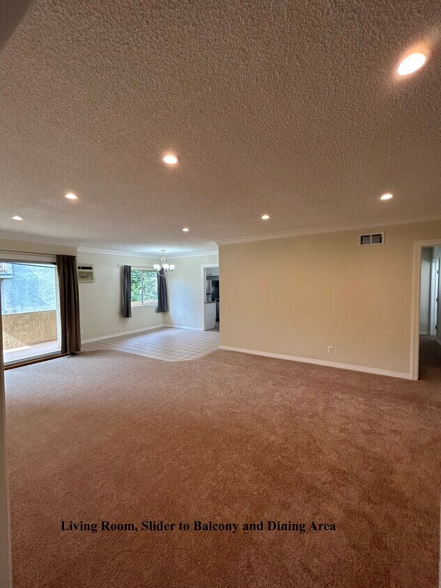 ¡ENORME unidad de 1220 pies cuadrados! Deslizador luminoso y luminoso, comedor y sala de estar - 1731 Camden Ave