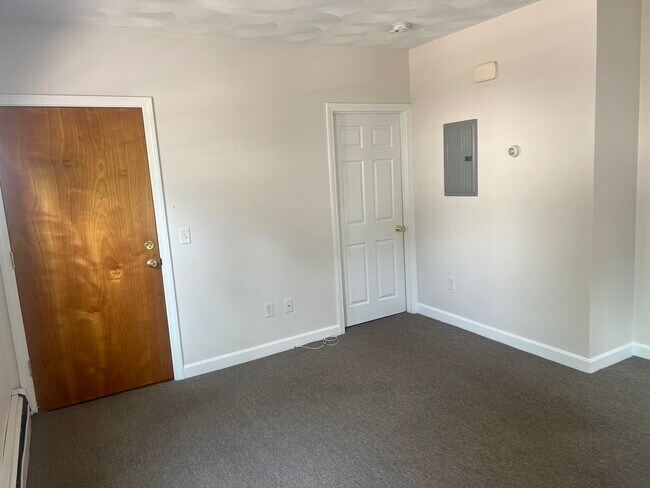 Building Photo - 143 Putnam St