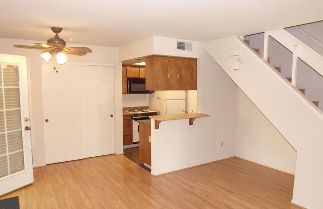 Building Photo - 1661 Pyrenees Ave