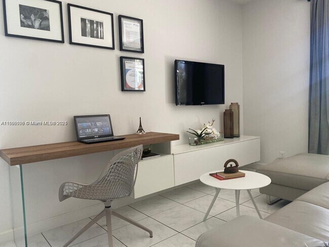 Foto del edificio - 2074 Madeira Dr