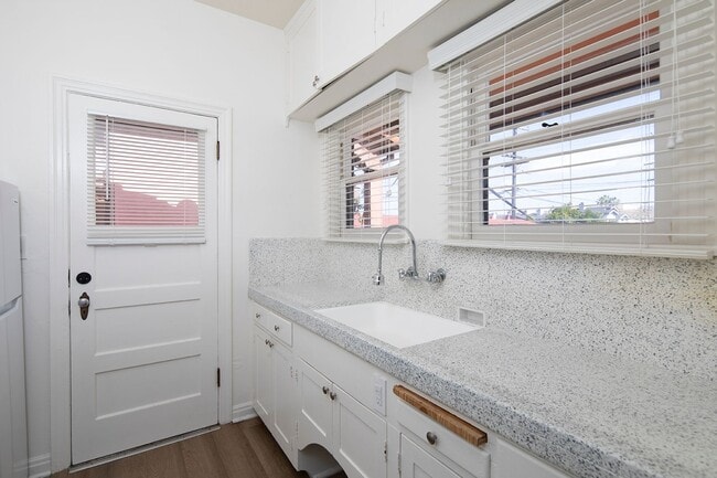 Building Photo - 2 WEEKS FREE!!! Rare 1 Bedroom in a Fantas...