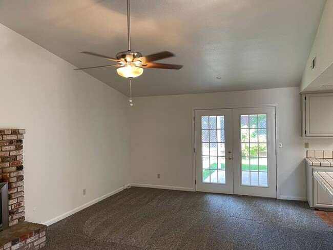 Building Photo - Modesto 3 Bedroom 2 Bath Home