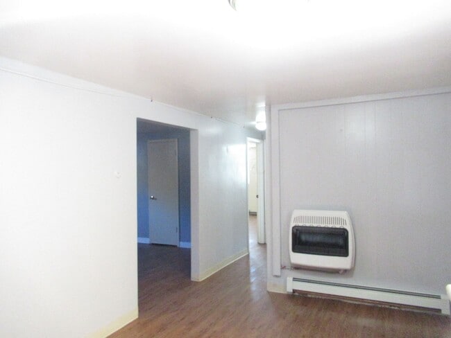 Building Photo - Spacious 3 bed/1 bath basement unit availa...