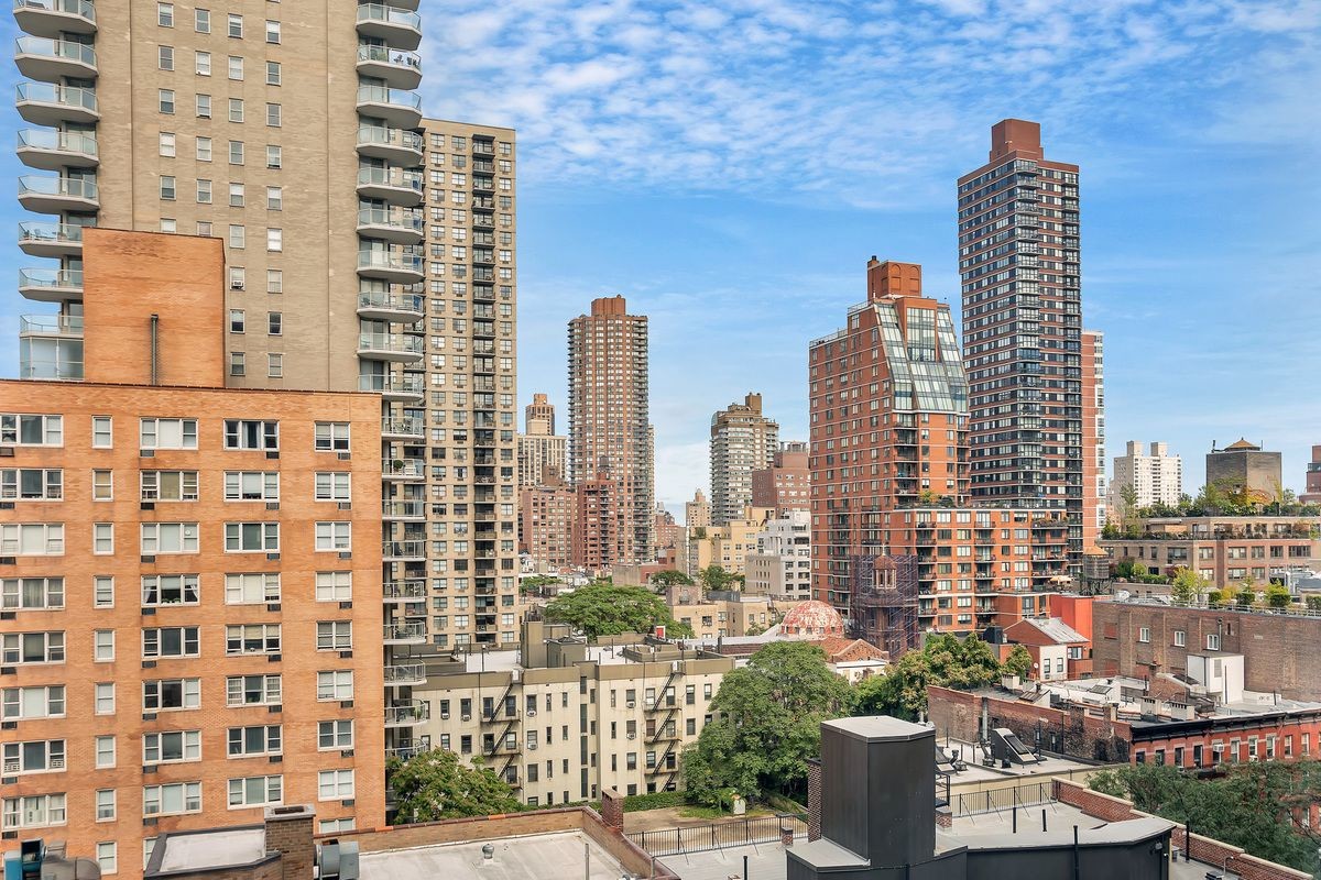 VIEW - 305 E 72nd St