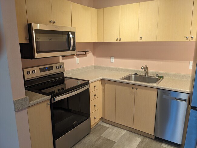 new range and microwave - 2824 Grand Ave