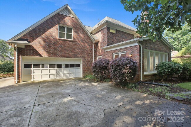 Foto del edificio - 8011 Greencastle Dr