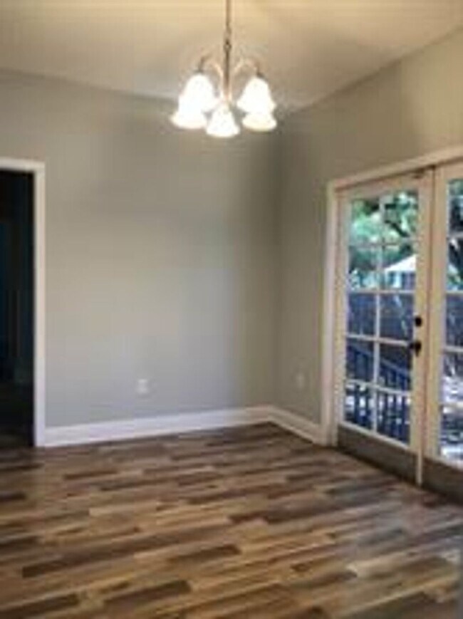 Foto del edificio - 2 Bedroom / 2 Bath Bungalow in Sanford's Historic District!