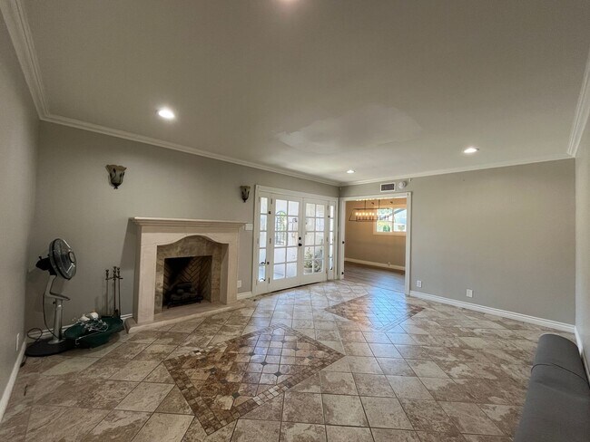 Building Photo - Beautifully Upgraded 3+2 w/ putting green & BBQ!