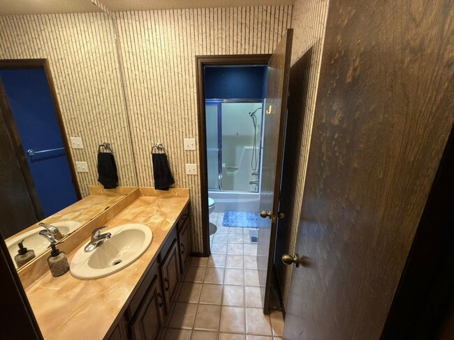 Shared Bathroom - 2105 Appomattox