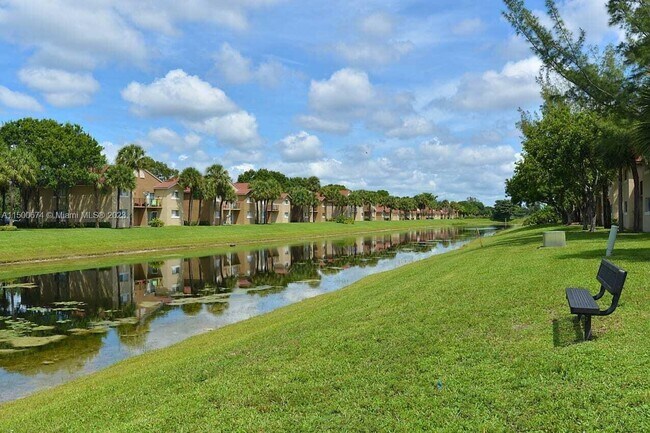 Building Photo - 1008 Lake Victoria Dr