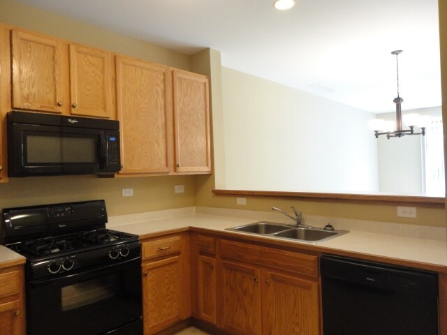 Building Photo - 2470 Oneida Ln