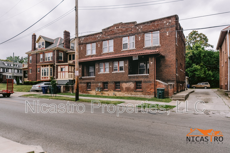 Primary Photo - 2070 Indianola Ave