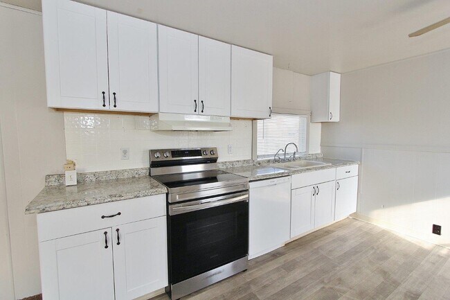 Foto del edificio - 2215 Toms Cabin Rd