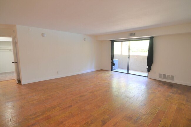Building Photo - Spacious Lower Level Condo with all the Am...
