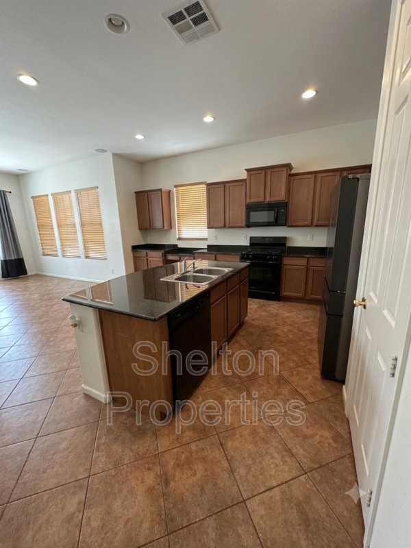 Building Photo - 15192 W Columbine Dr