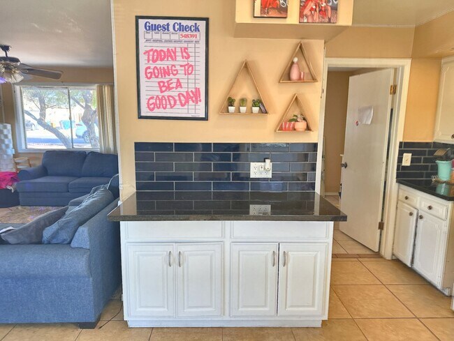 Foto del edificio - Available June, 2026  ASU   REMODELED -  5BR/2BA HOUSE SWIMMING POOL, BUILT IN FIRE-PIT,  BEAUTIF...