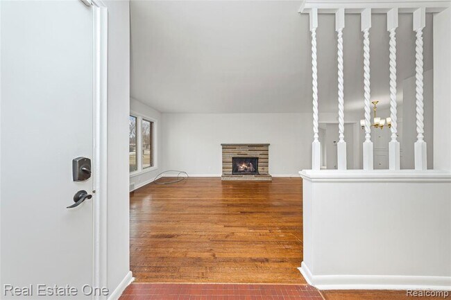 Building Photo - 2360 Pine View Dr