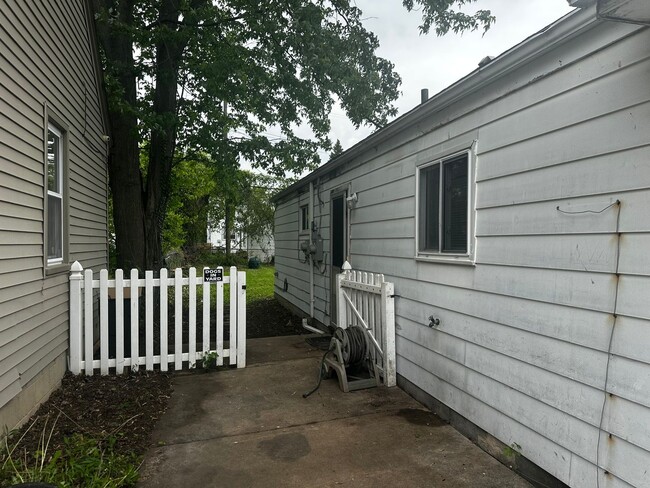 Building Photo - 3 Bedroom Home In Harper Woods