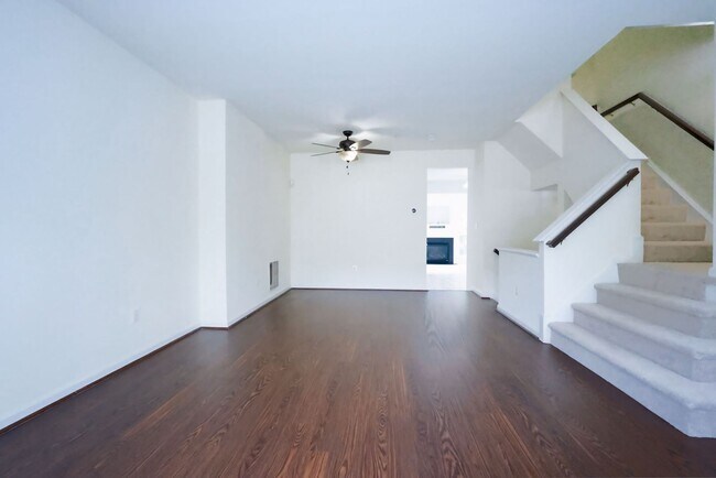 Foto del edificio - Lovely 3 BR/2 Full BA 2Half BA Townhome in...
