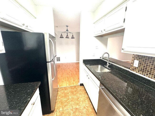 Foto del edificio - 4901 Ravens Crest Dr