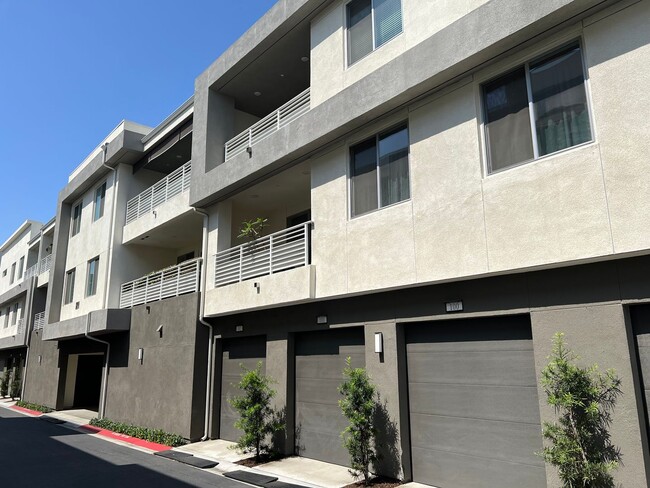 Building Photo - Upscale Living 2 Bed 2 Bath Condo in Anahe...