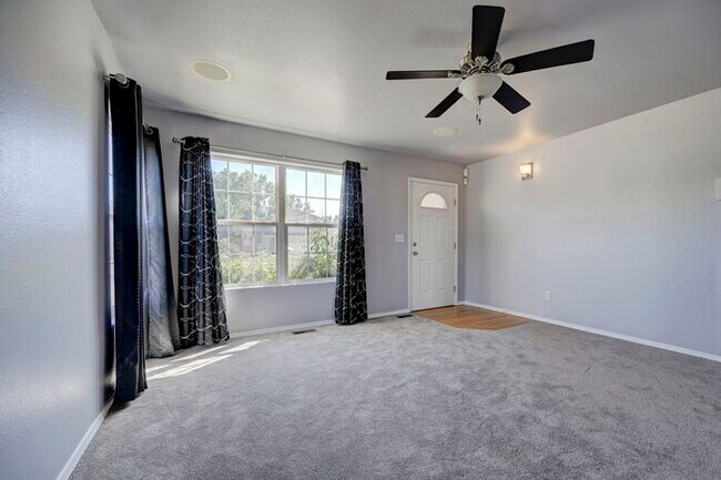 Building Photo - 2233 Pinyon Jay Dr