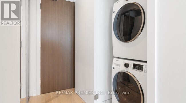 Photo du bâtiment - 1928 Lake Shore Blvd W