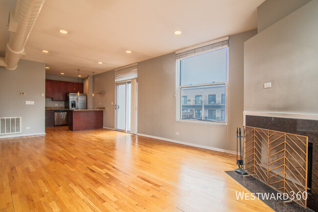 Building Photo - Fantastic two bed in West Town!