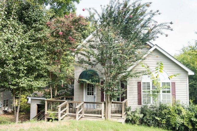Building Photo - 1004 Roselawn Dr