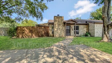 Building Photo - 605 San Saba Ct