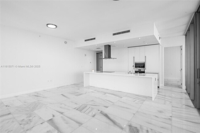 Building Photo - 700 NE 26th Terrace