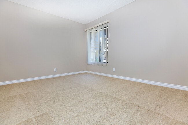 Building Photo - Raintree Apartment Homes