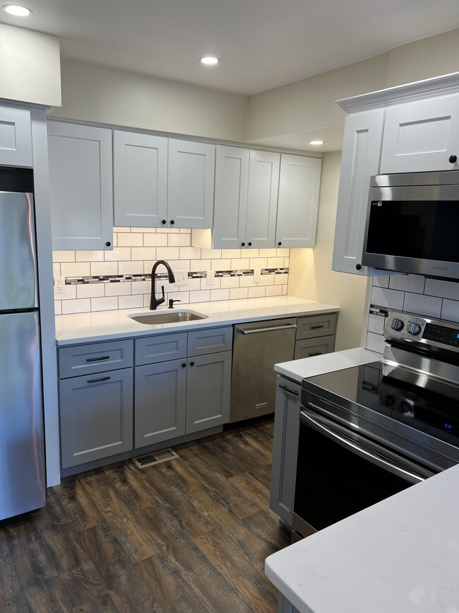 Building Photo - 149 W Kenilworth Cir
