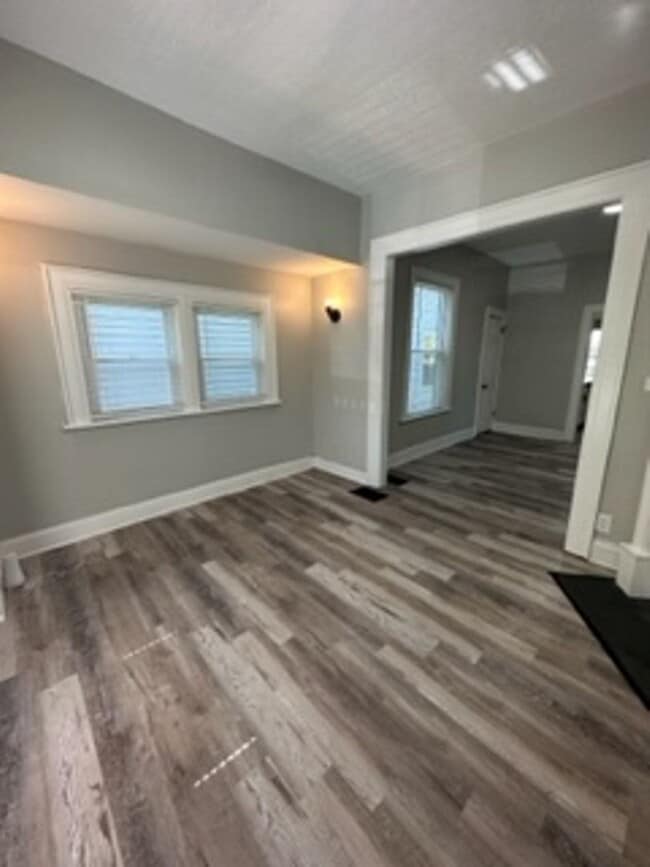 Building Photo - 2 Bedroom Home with Fenced in Backyard!
