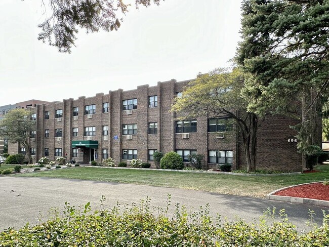 Building Photo - 440 W Elm St