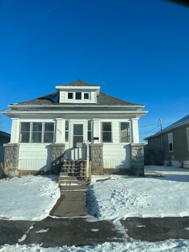 Primary Photo - 2 Bedroom 1.5 Bath House in East Moline