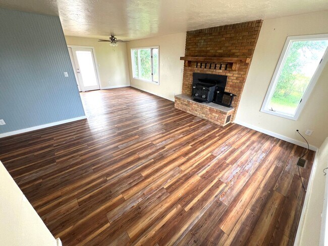 Foto del edificio - Pet Friendly 5 Bed 2 Bath Single Family Ho...