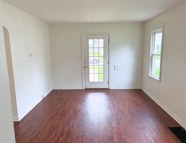 Foto del edificio - Updated 2-Bedroom Ranch on Hamilton’s West...