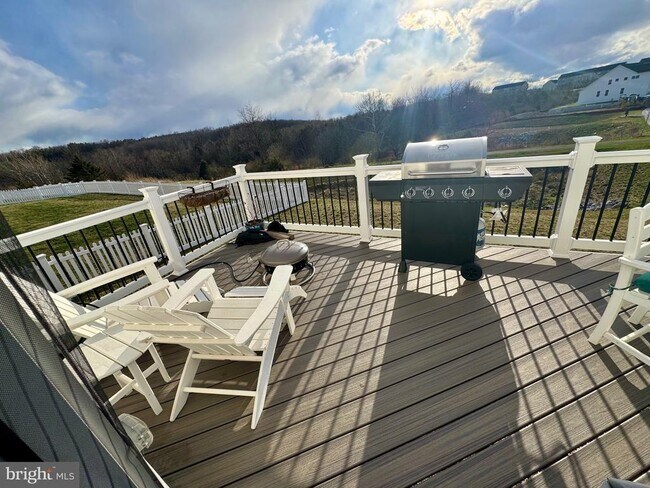 Building Photo - 100 Batik Wy