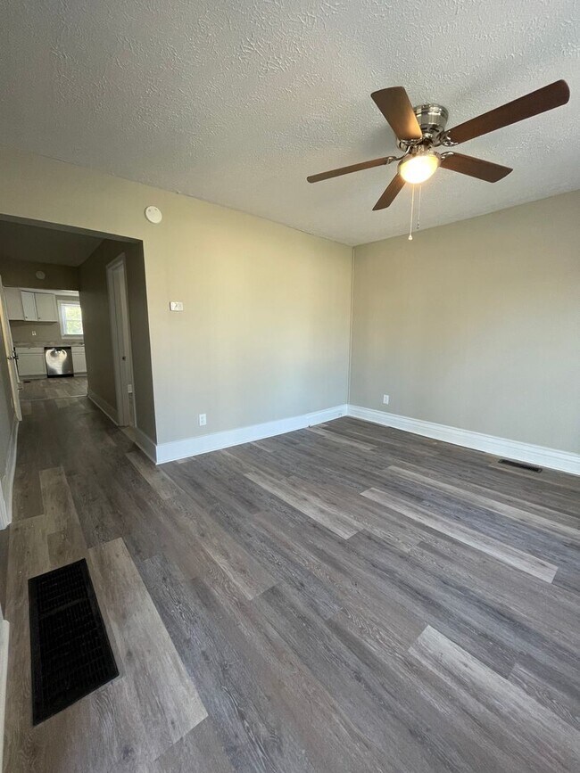 Foto del edificio - Spacious 2 bedroom and 1 bath house- First...