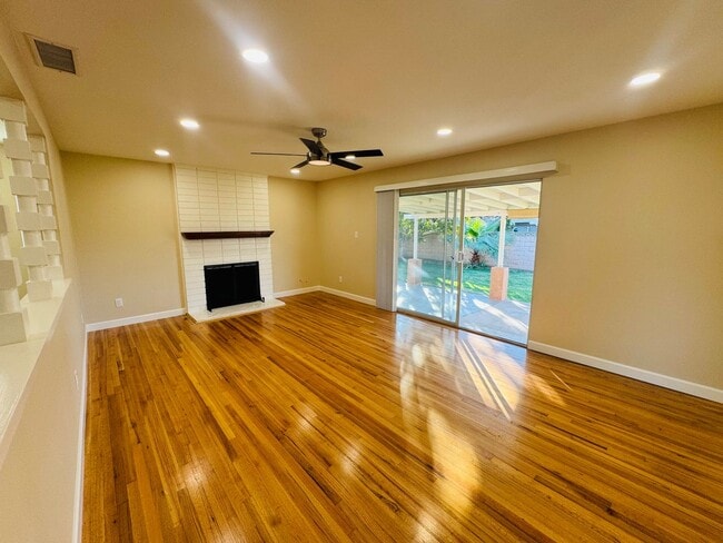 Foto del edificio - Beautifully Refreshed 3-Bedroom Home with Timeless Charm and Modern Comforts