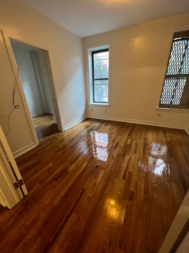 Dormitorio principal con puertas francesas. - 525 W 151st St