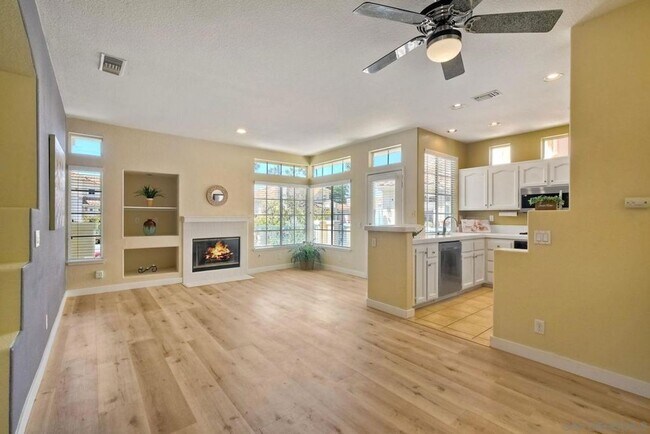 Foto del edificio - Beautiful 2 Bed, 2 Bath Sabre Springs Townhome with 1 Car Garage