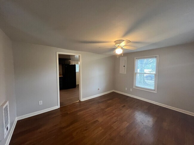 Foto del edificio - Cute 2 Bedroom / 1 Bath Home - Large yard ...
