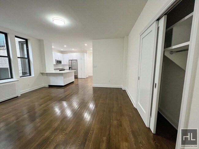Foto del edificio - AMAZING CENTRAL PARK SOUTH 2 BED 2 BATH - ...