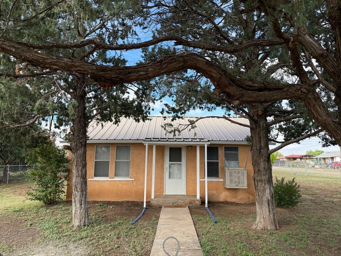 Foto principal - Charming 2 Bedroom 1 Bath Home
