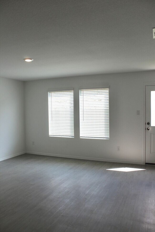 Foto del edificio - 5 bedroom, 3 bath, and over 2000 sqft!!!!