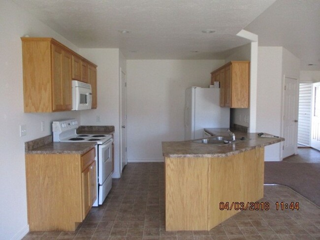 Building Photo - 3 bedroom 2 bath Twin Home - Pets considered!